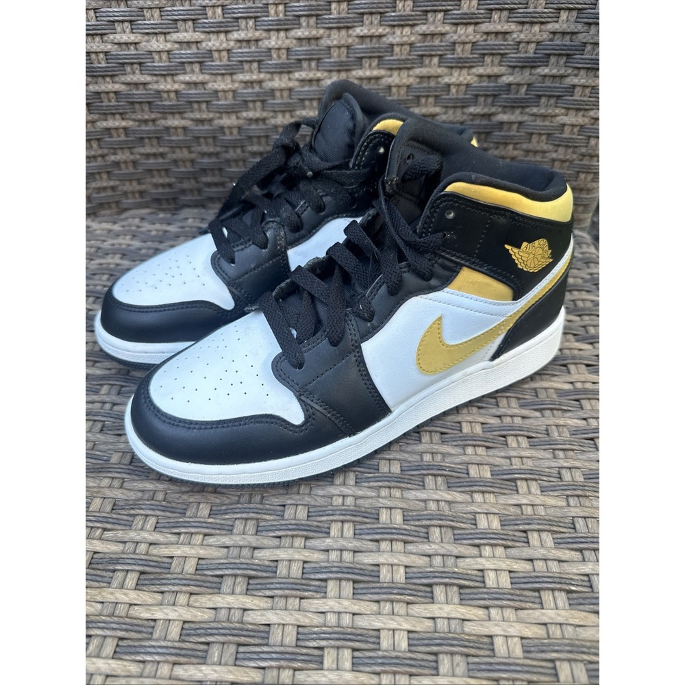 NIKE AIR JORDAN 1 OG Size 6Y MID WHITE/ POLLEN&BLACK…gently Used  Condition